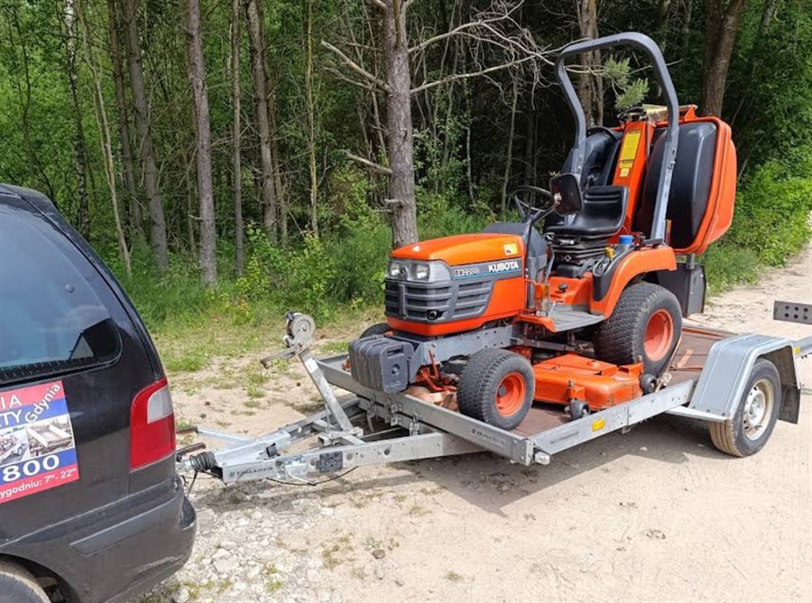 Traktorek ogrodowy Kubota na lawecie