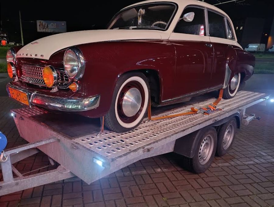 Zabytkowy Wartburg zabezpieczony na autolawecie